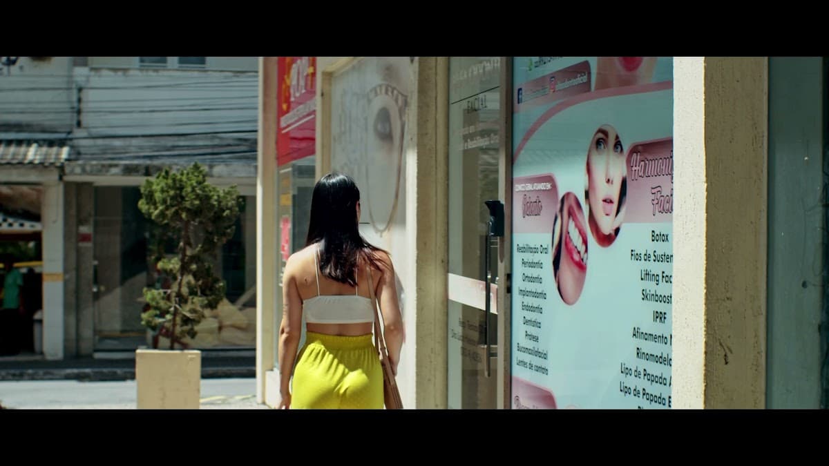 Vista externa de clínica com cartazes visíveis.