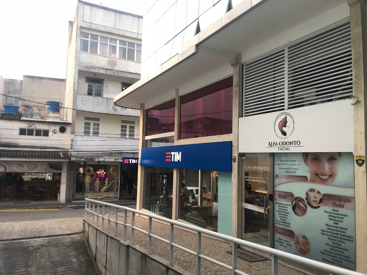 Paciente sorrindo após tratamento odontológico