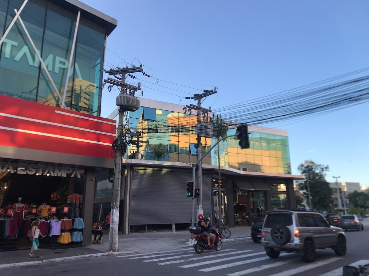 Vista externa da clínica com boa iluminação e ângulo.